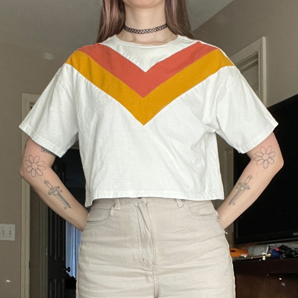 📙 V Cropped Tee